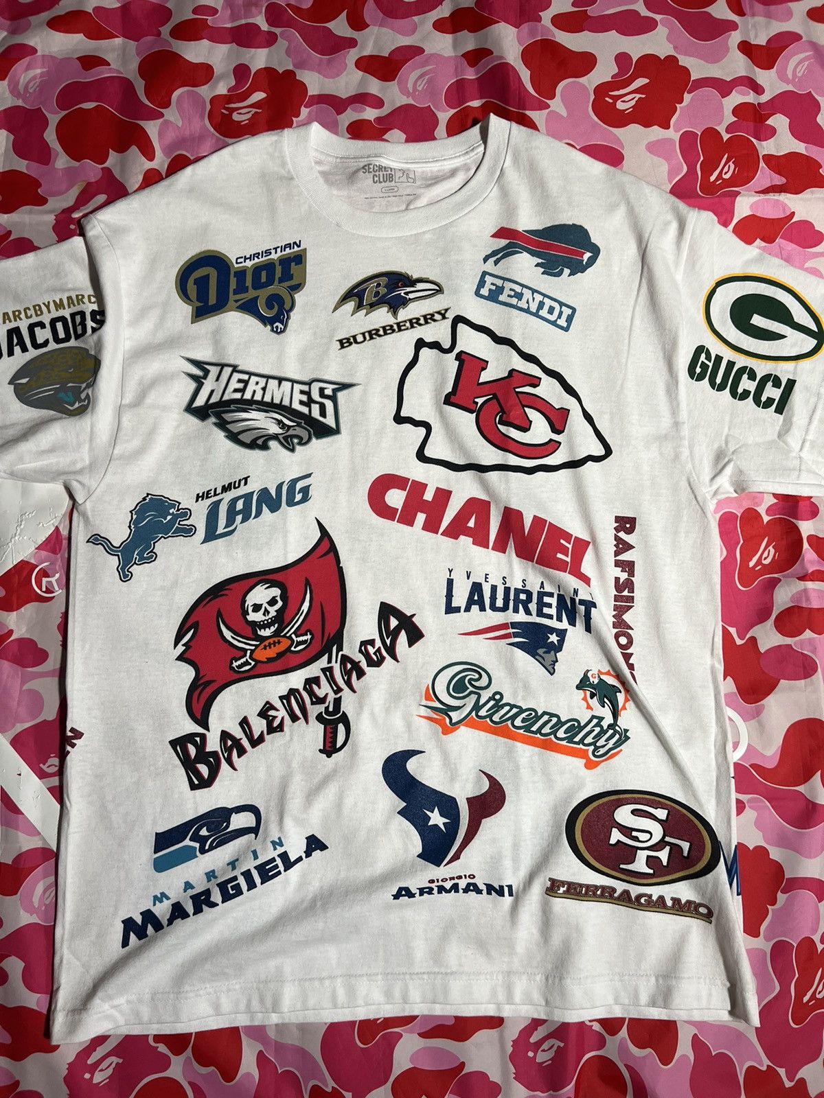 Market × NFL NFL Designer Logo’s x Chinatown Market Football Men’s XL Tee Size US XL / EU 56 / 4 - 1 Thumbnail