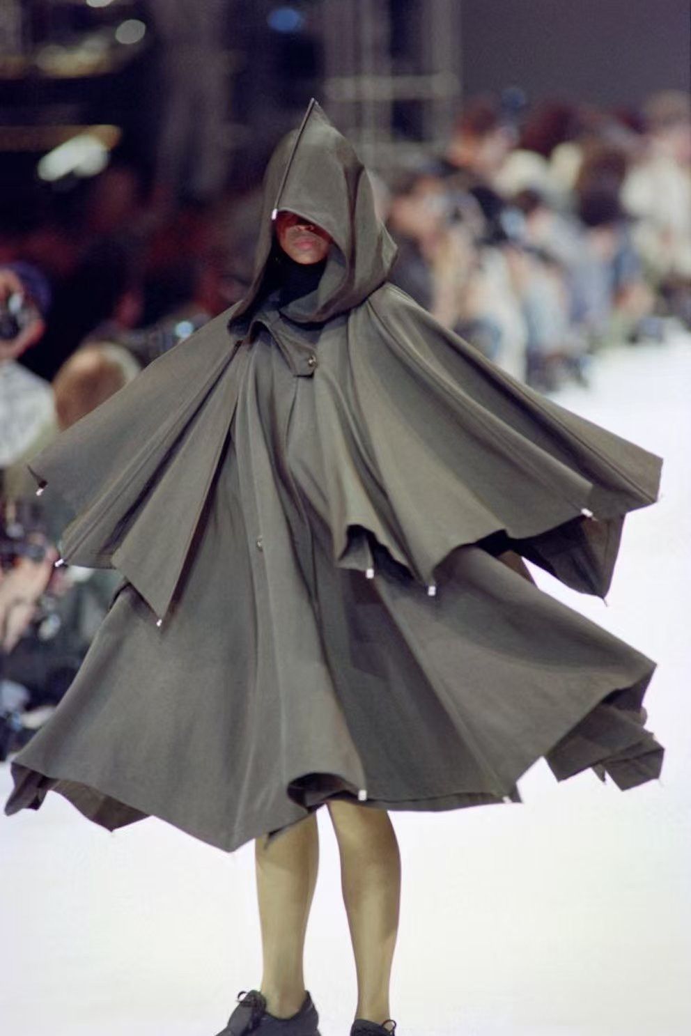 Issey Miyake × Vintage Umbrella-shaped, bead-tail pleated nylon coat. Size M / US 6-8 / IT 42-44 - 6 Thumbnail