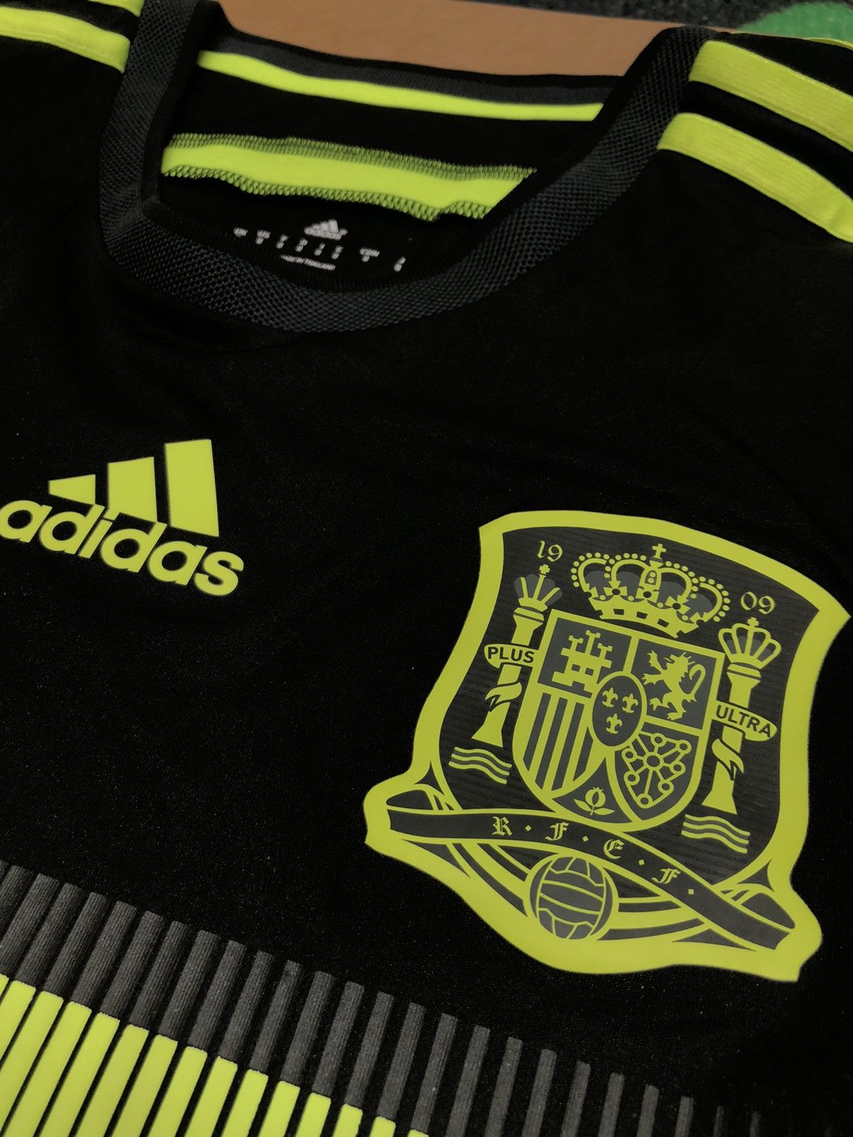 Adidas Spain 14/15 away match spare shirt Size US L / EU 52-54 / 3 - 4 Thumbnail