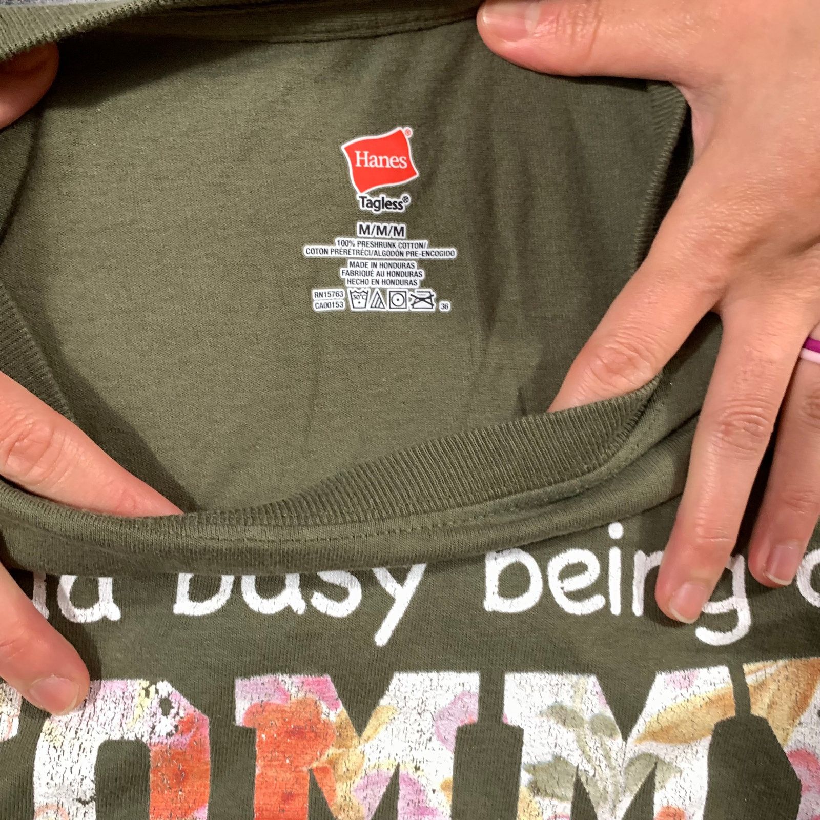 Hanes Hanes Mommy Shark Shirt Women Medium Size M / US 6-8 / IT 42-44 - 3 Thumbnail