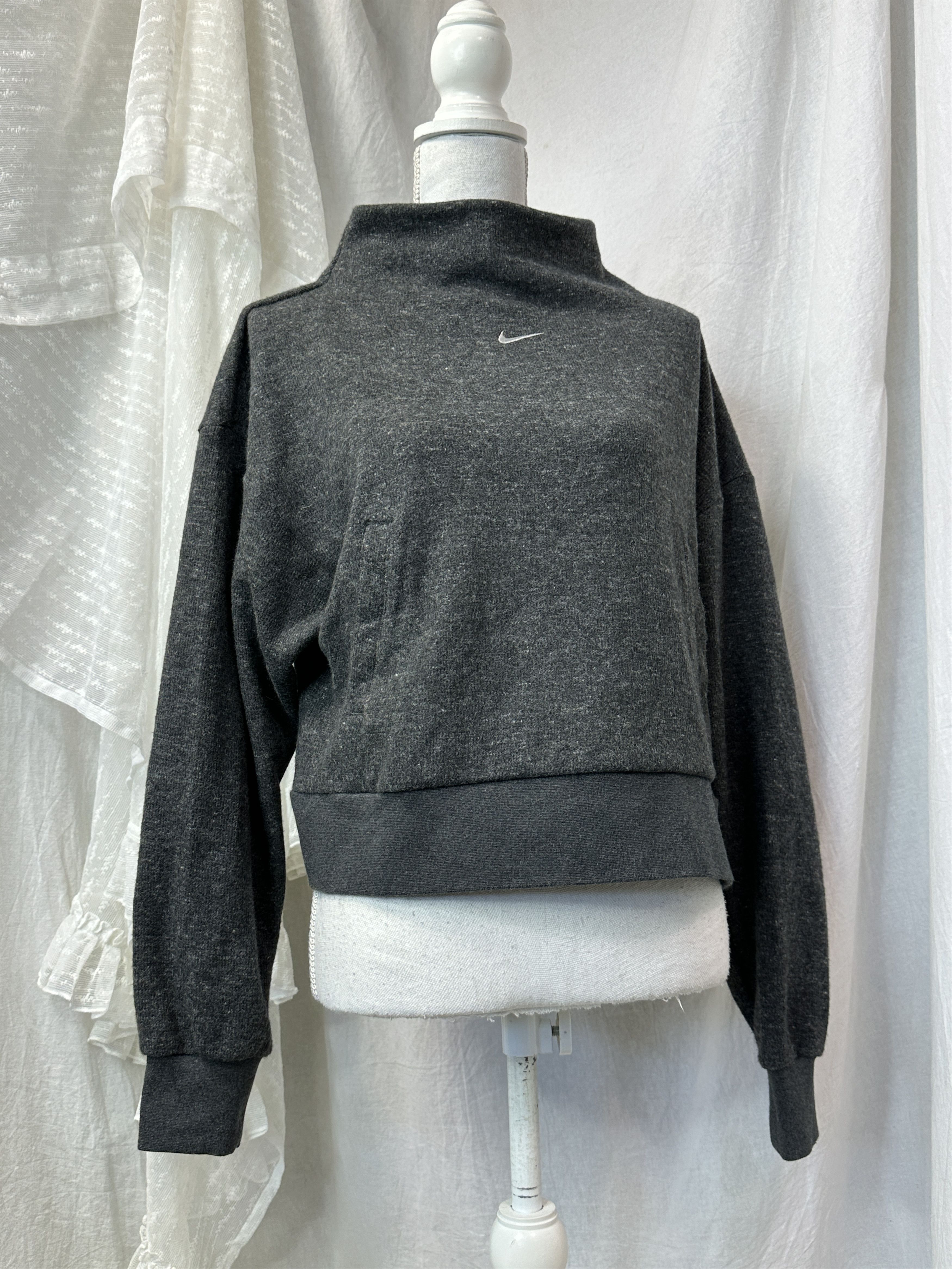 Nike Vintage Streetwear Sporty Nike Therma Fit Sweatshirt Y2K Size XS / US 0-2 / IT 36-38 - 1 Thumbnail