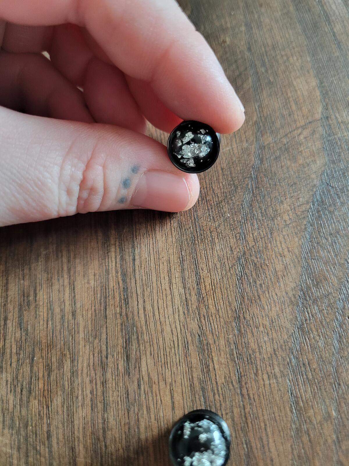 The Unbranded Brand Pair of Black Ear Plugs with Silver Foil Inlay Size 00 Size ONE SIZE - 2 Thumbnail