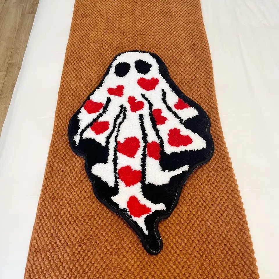 Designer × Vintage Handmade Tufted Heart Ghost Rug Size ONE SIZE - 1 Thumbnail