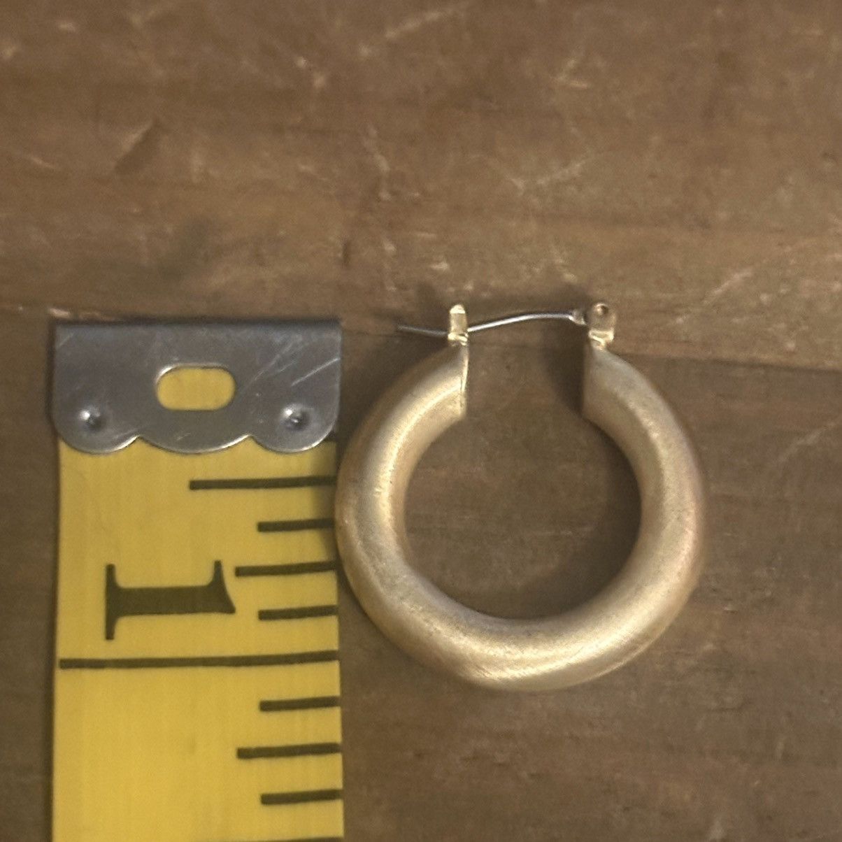 Other Gold tone satin hoop earrings Size ONE SIZE - 5 Thumbnail