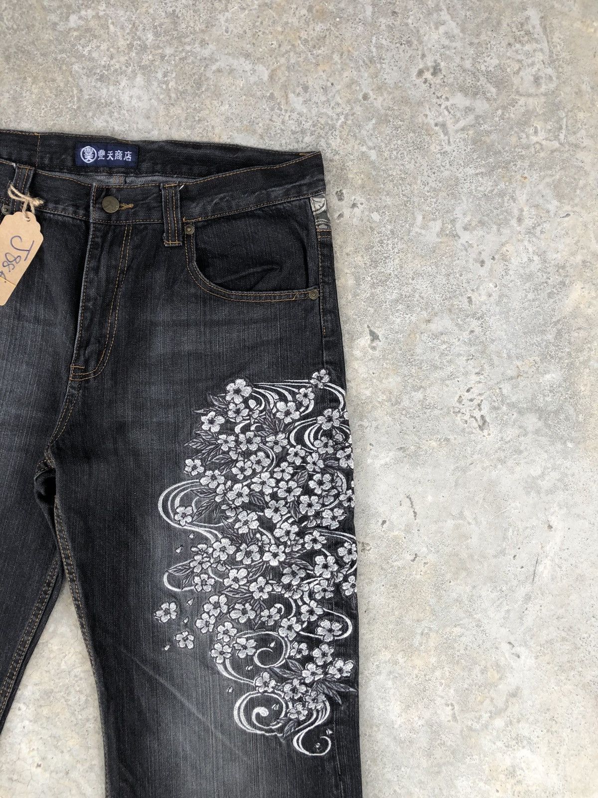 Japanese Brand Japanese Fish Koi Embroidered Jeans Distressed Multipocket Size US 33 - 5 Thumbnail
