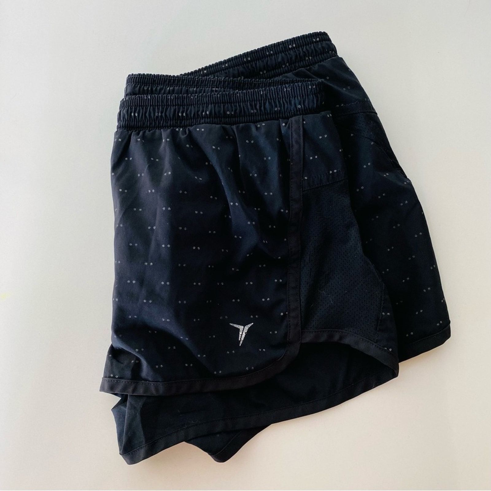 Old Navy OLD NAVY ACTIVE Black White Abstract Polka Dot Print Shorts Size 27" / US 4 / IT 40 - 6 Thumbnail