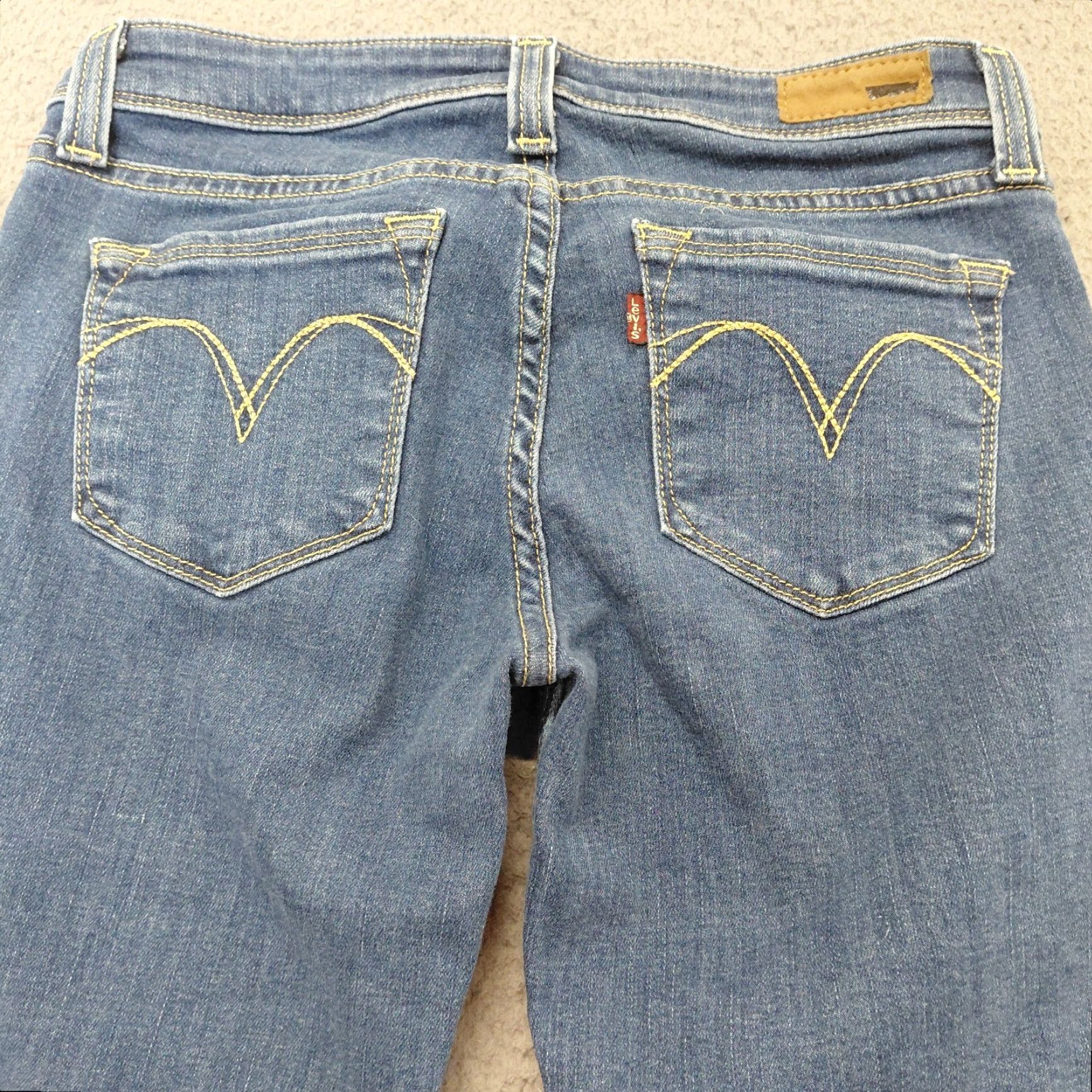 Levi's Levi’s Capri Jeans Women’s 26 Blue Denim Straight Leg Cropped Fits 27×22 Jeans Capris five-pocket Regular Rise Adult Women Size 26" / US 2 / IT 38 - 4 Thumbnail