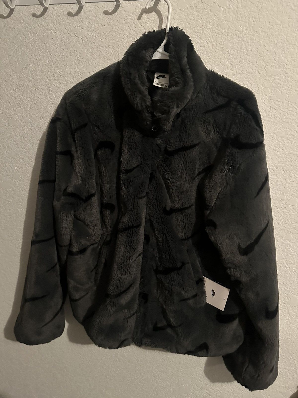 Nike WOMEN'S SPORTSWEAR PLUSH PRINTED FAUX FUR JACKET Size S / US 4 / IT 40 - 2 Thumbnail