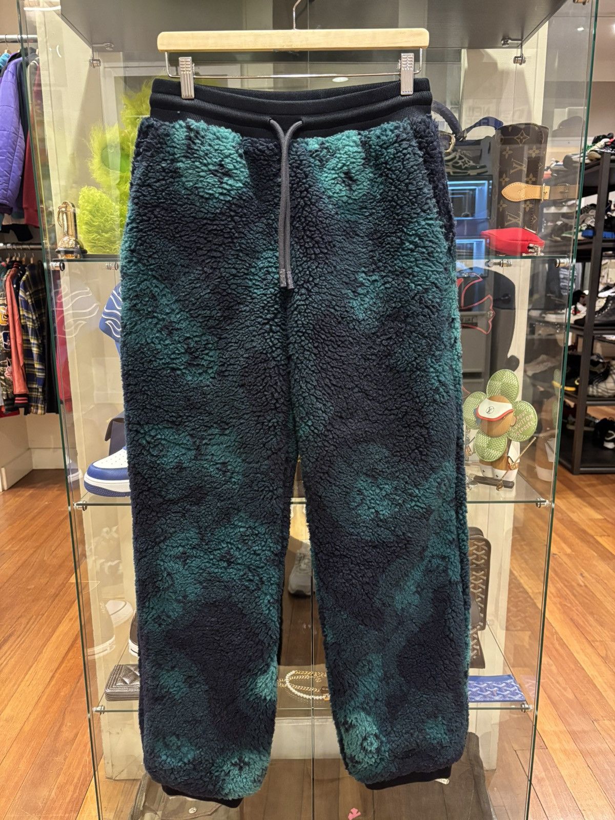 Louis Vuitton Louis Vuitton Monogram Camo Fleece Sherpa Sweatpants Size US 30 / EU 46 - 1 Thumbnail