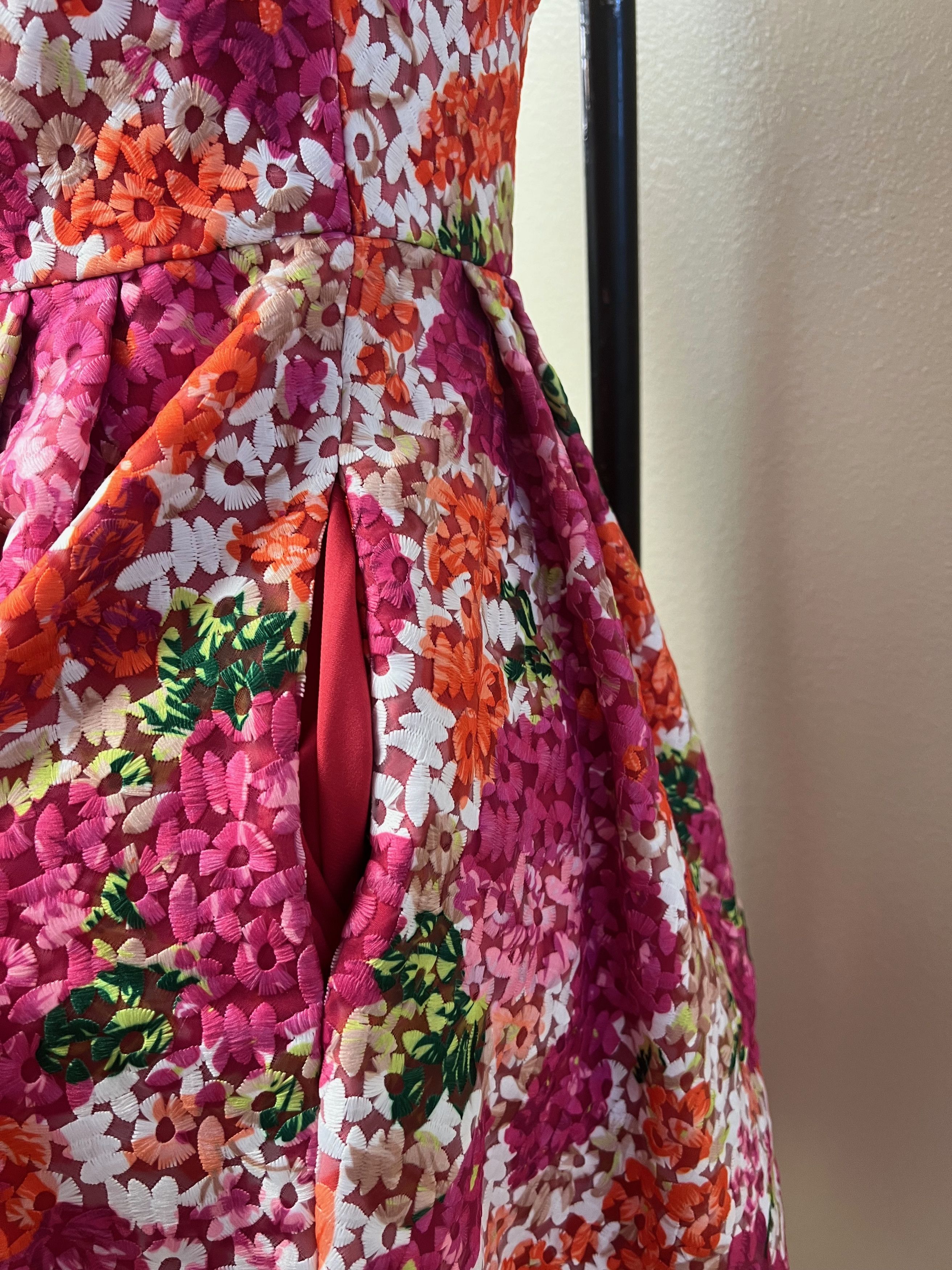 Monique Lhuillier EUC Monique Lhuillier Embroidered Riona Dress Size 4 $288 Size S / US 4 / IT 40 - 4 Thumbnail