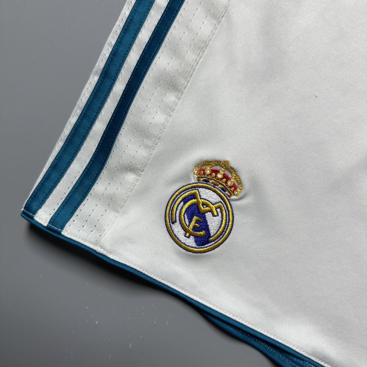 Vintage REAL MADRID ADIDAS 2016/2017 FOOTBALL HOME SHORTS #7 RONALDO Size US 29 - 2 Thumbnail