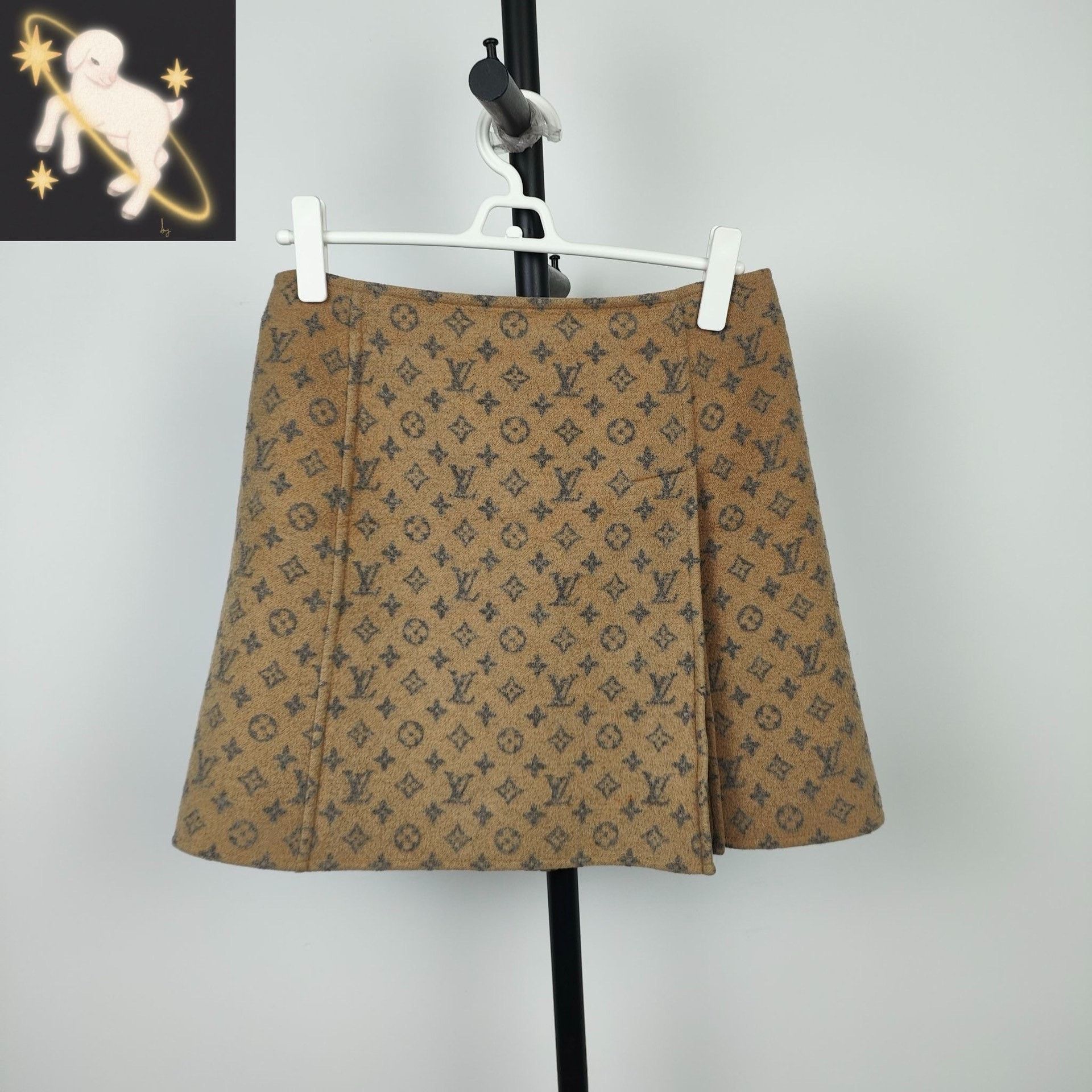 Louis Vuitton Louis Vuitton Beige Skirt 38 Women Size 38" / US 16 / IT 52 - 1 Thumbnail