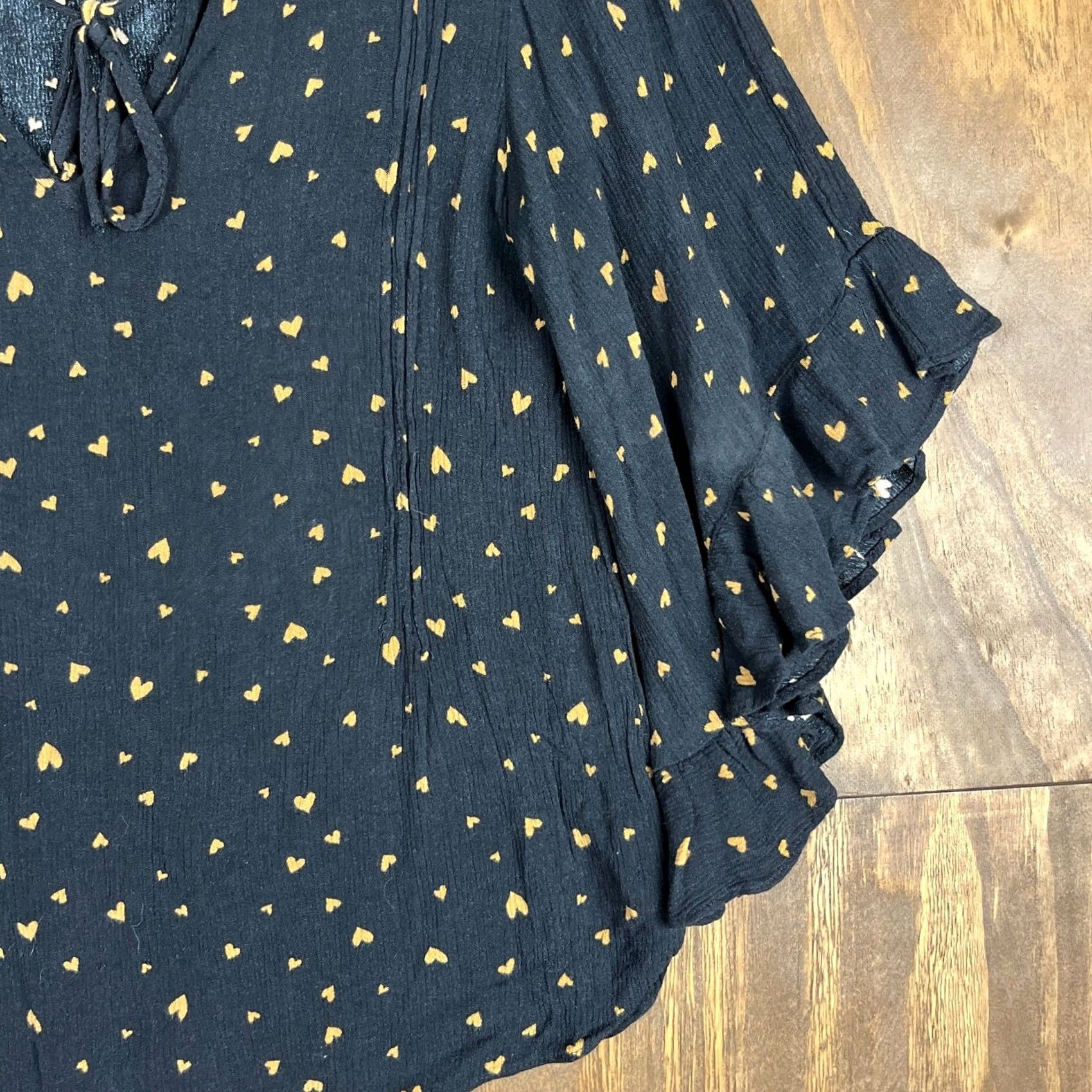 Lauren Conrad Lauren Conrad Blouse Womens Black Gold Hearts V Neck 3/4 Flared Sleeve XS Womens, Blouse, Black, Gold Hearts, V-Neck, 3/4 Sleeve, XS Size XS / US 0-2 / IT 36-38 - 4 Thumbnail