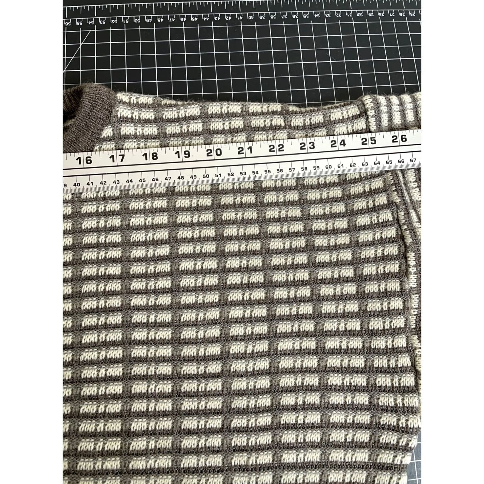 Van Heusen VINTAGE Van Heusen Sweater Mens Large Beige Gray Textured Grid Pattern Dad Style Crew Neck Pullover Knit Size US L / EU 52-54 / 3 - 7 Thumbnail