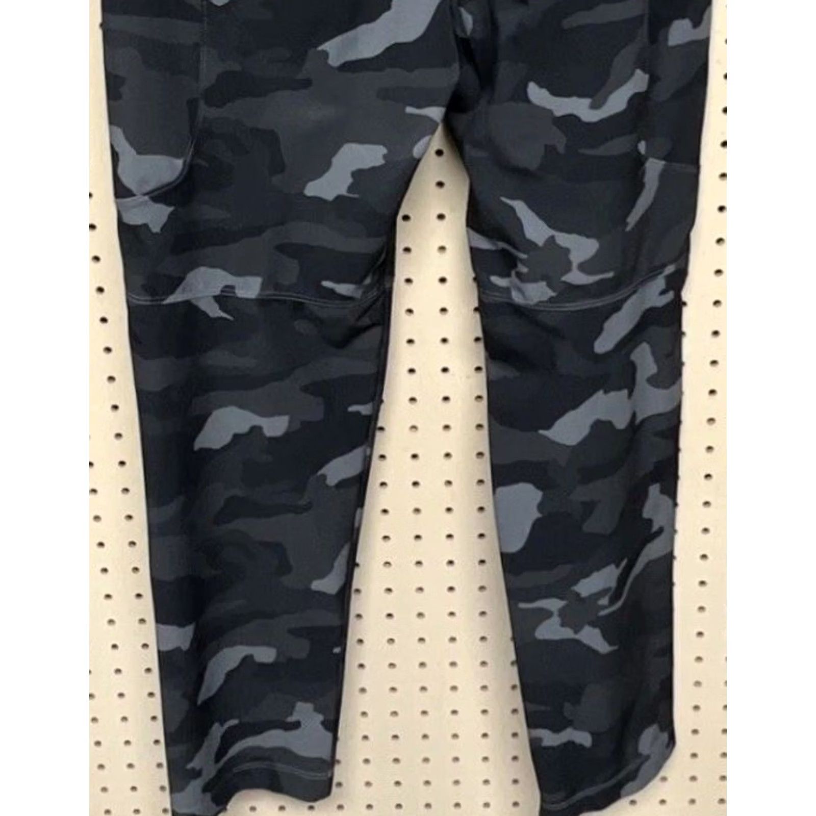 Under Armour Under Armour Camo Jogger Pants Men M Athletic Stretch Drawstring Camouflage Gray Tapered Activewear Size US 31 - 6 Thumbnail