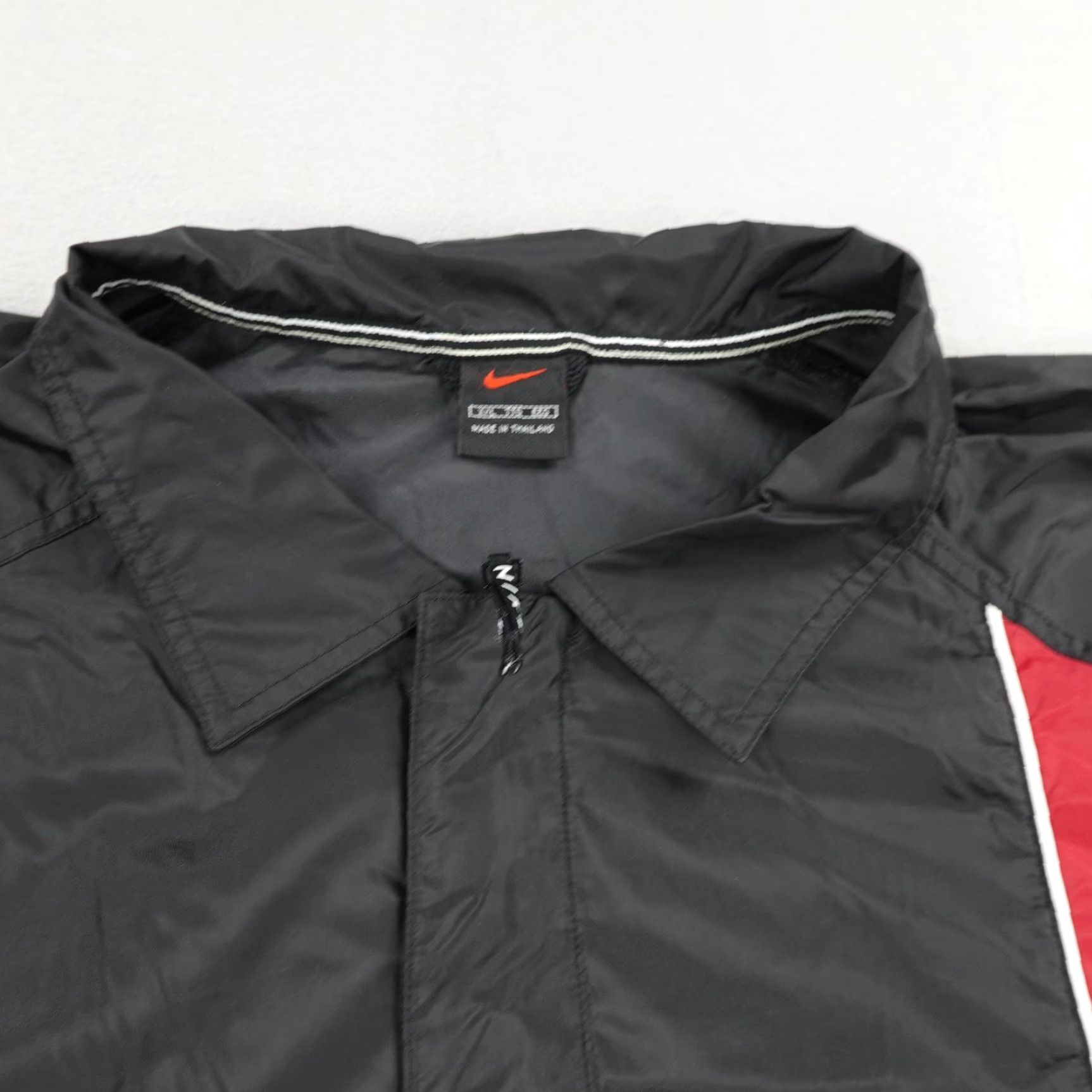 Nike VINTAGE Nike Jacket Mens 2XL Windbreaker Full Zip Black Red Swoosh Logo 90s Sports Track Coat Mens Size US XXL / EU 58 / 5 - 2 Thumbnail