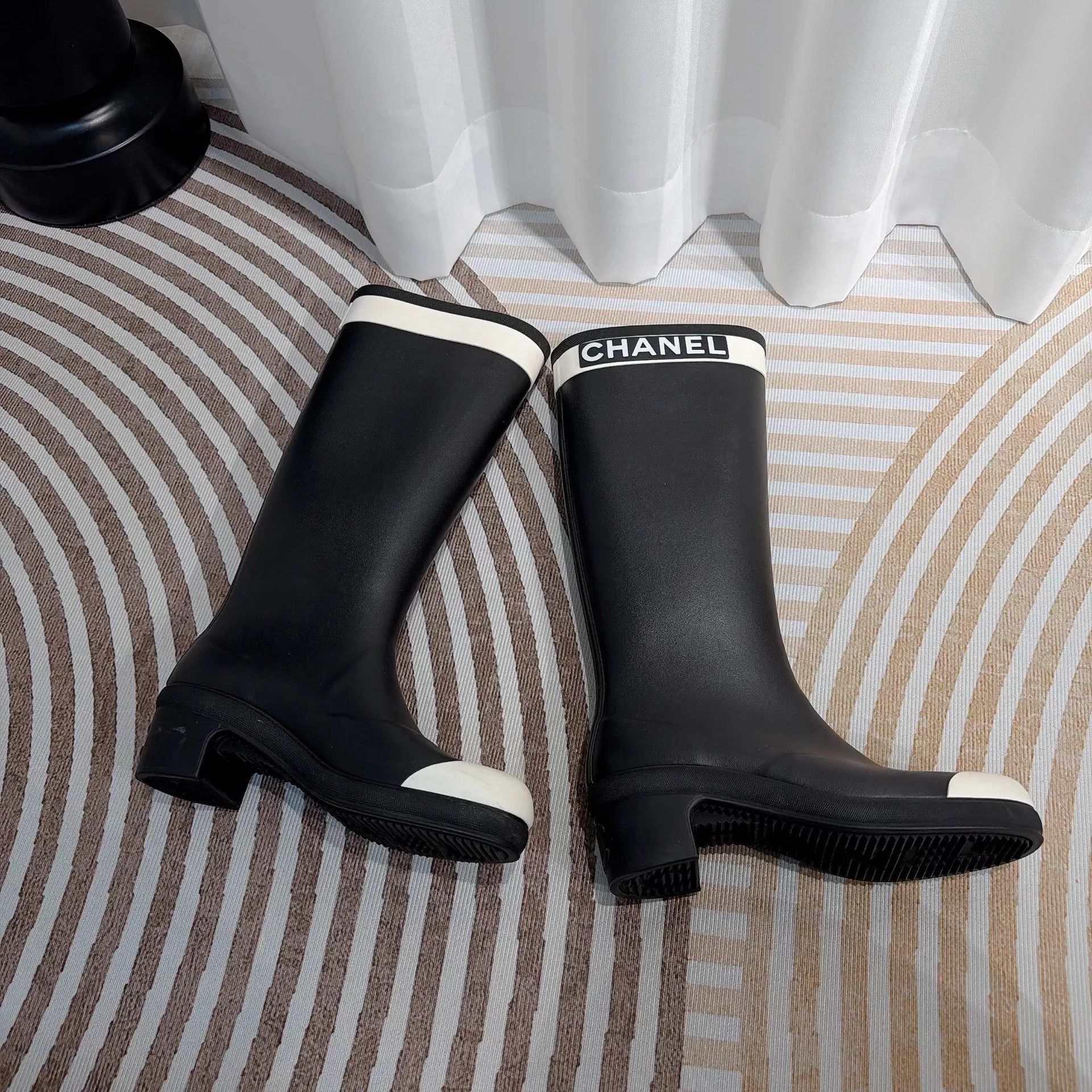 Chanel Chanel black and white colorblock rain boots women's 39 Size US 8 / IT 38 - 4 Thumbnail