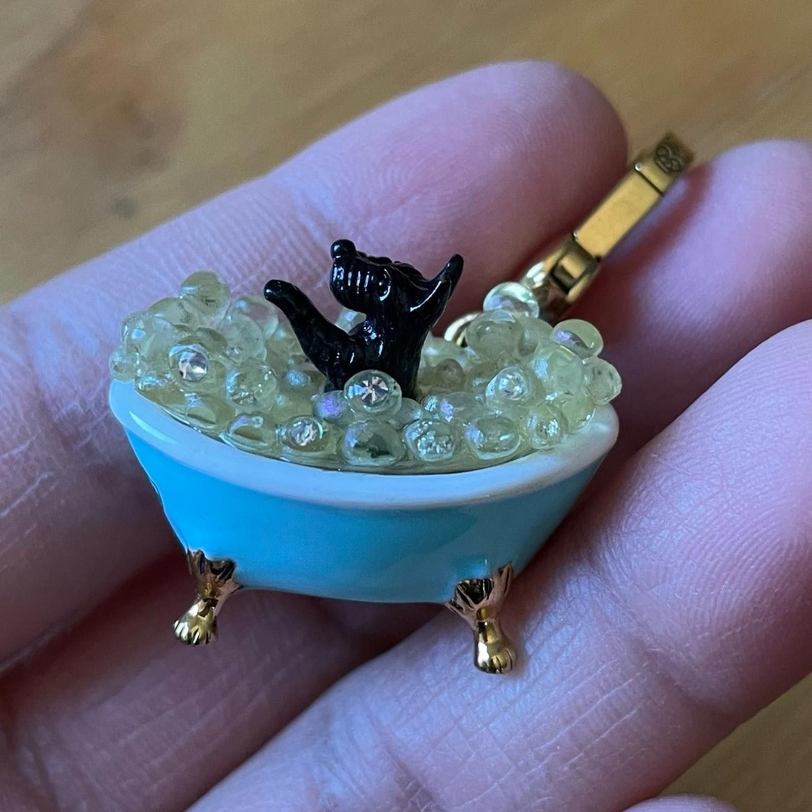 Juicy Couture Jeans Rare Juicy Couture Bubble Bath Tub Yorkie Pulsera Charm EUC Size ONE SIZE - 1 Thumbnail