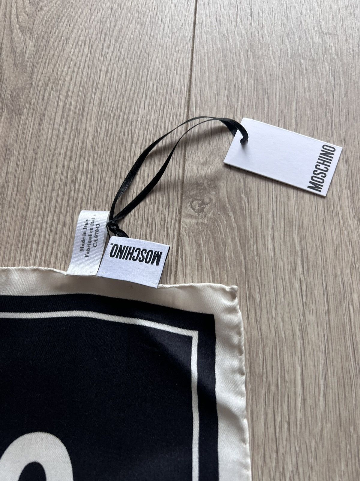 Designer × Moschino NWT Moschino Couture Silk Square Logo Scarf Made in Italy Size ONE SIZE - 2 Thumbnail