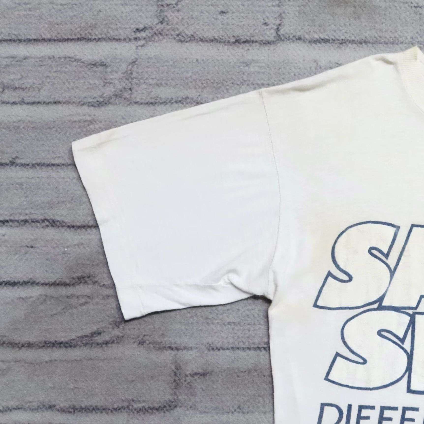 Vintage VINTAGE 90s Same Thing Different Day T-Shirt Shirt Mens L White Size US L / EU 52-54 / 3 - 4 Thumbnail