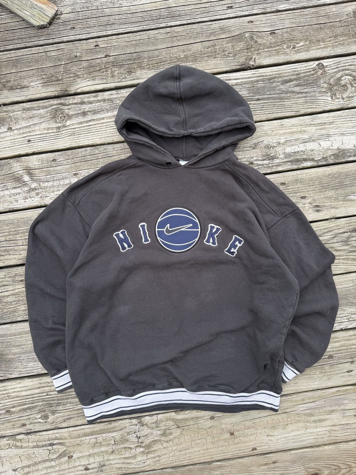 Nike Rare Nike Vintage Basketball Center Swoosh Hoodie L Size US L / EU 52-54 / 3 - 1 Thumbnail