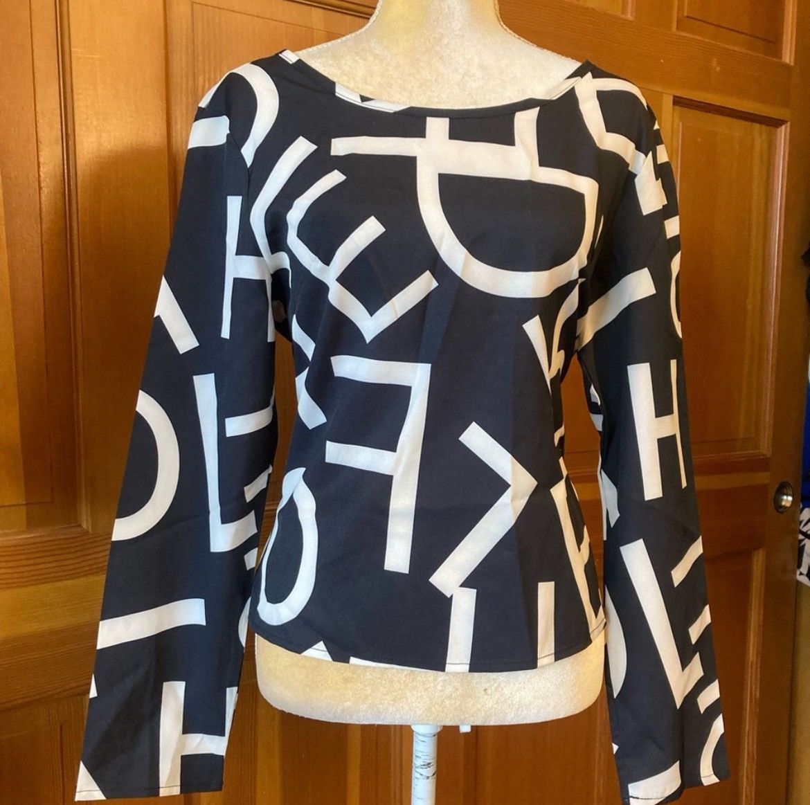 Designer × Other NWT, Lavishly Paris Women’s Sexy Designer Twist Back Blouse. Size S / US 4 / IT 40 - 4 Thumbnail