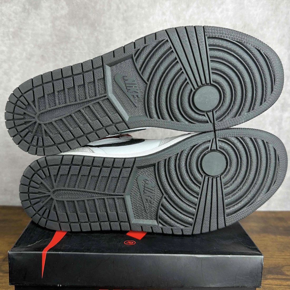 Jordan Brand Air Jordan 1 Retro High Light Smoke Grey Size 11 555088-126 Size US 11 / EU 44 - 7 Thumbnail