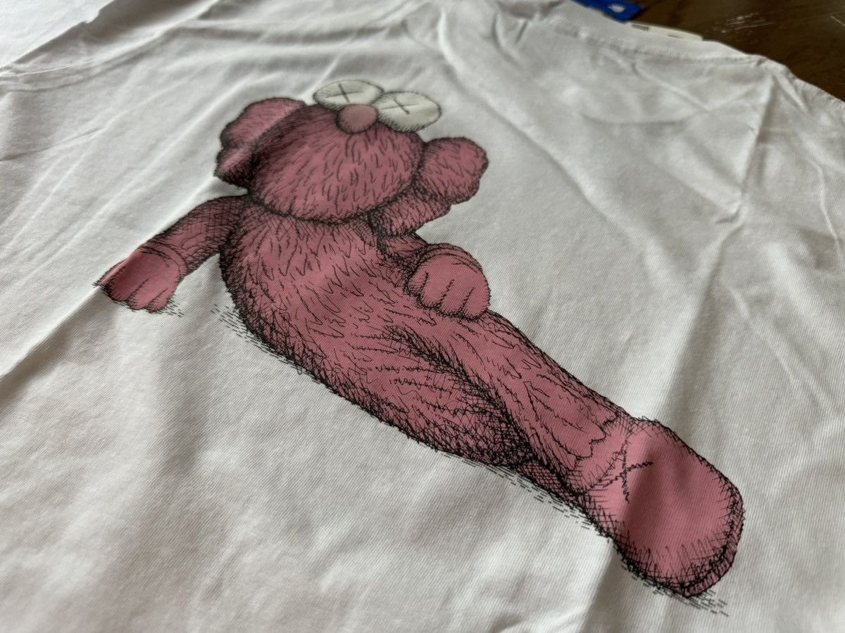 Kaws × Uniqlo Medium Kaws Time Off Tee White Uniqlo UT T-Shirt Figure Size US M / EU 48-50 / 2 - 9 Thumbnail