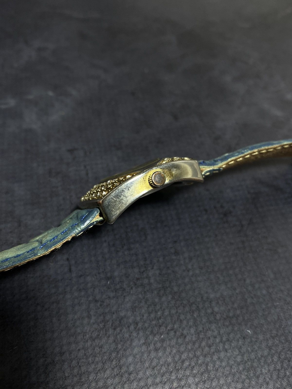 Japanese Brand Luxury Gold Crystal Watch | Vintage Design Size ONE SIZE - 8 Thumbnail