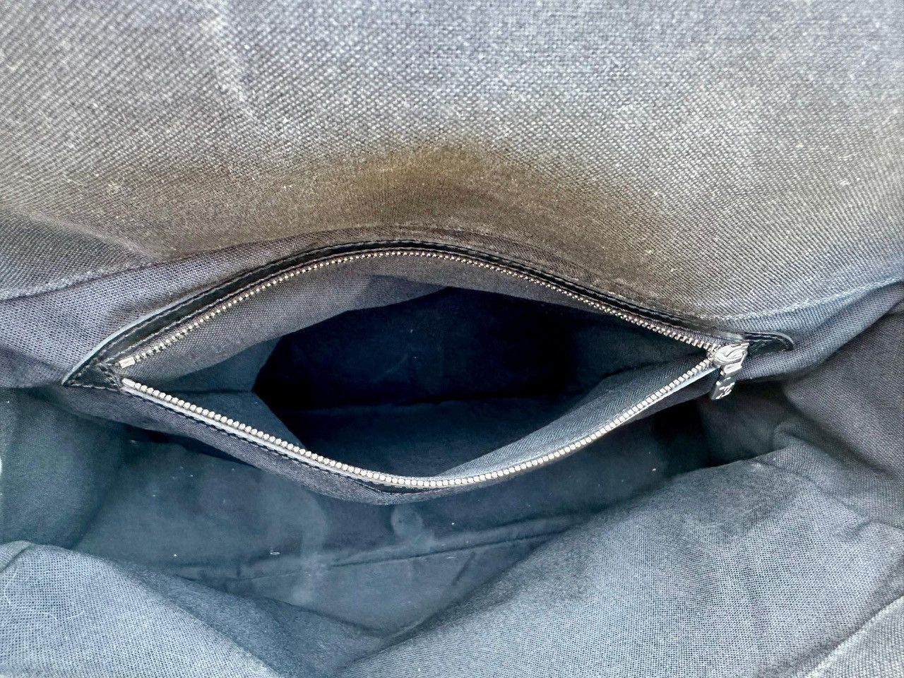 Louis Vuitton Authentic Louis Vuitton Ardoise Taiga Viktor Messenger Bag Size ONE SIZE - 12 Thumbnail