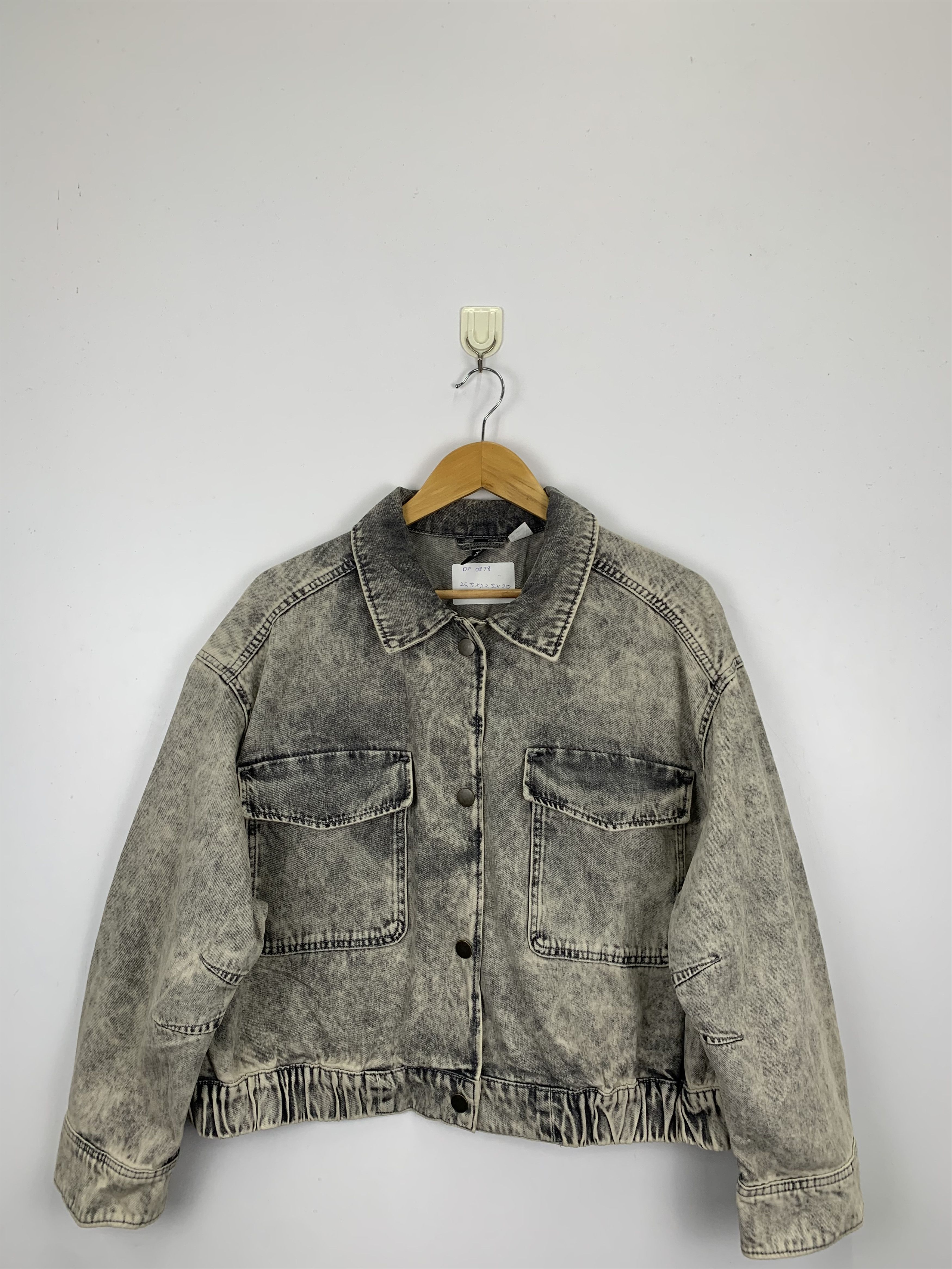 Divided Japanese Brand H&M Trucker Acid Wash Denim Jacket J0878 Size US L / EU 52-54 / 3 - 1 Thumbnail