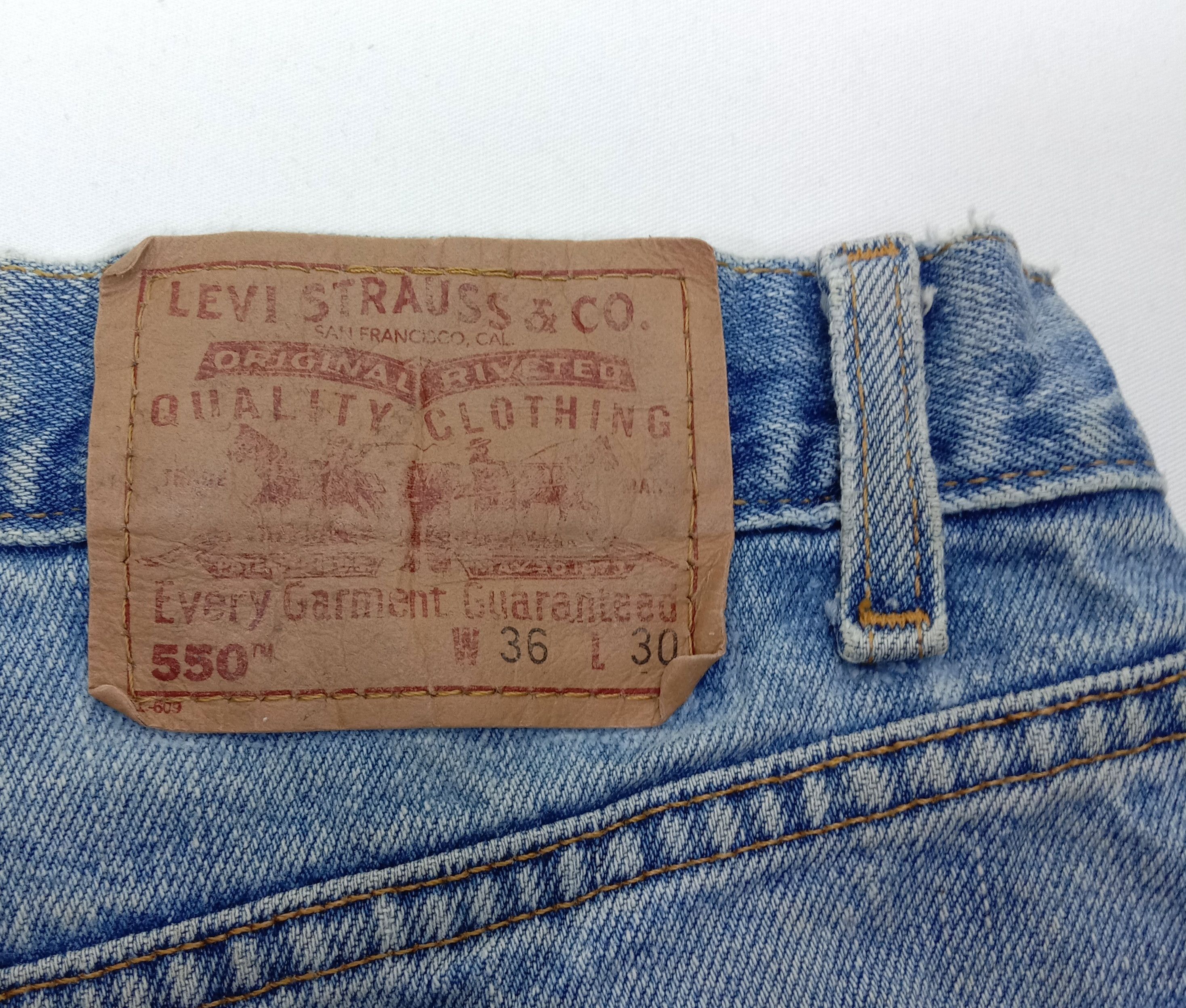 Levi's Vintage Levi's 550 Jeans Faded Blue Relaxed Fit Denim Size US 35 - 14 Thumbnail
