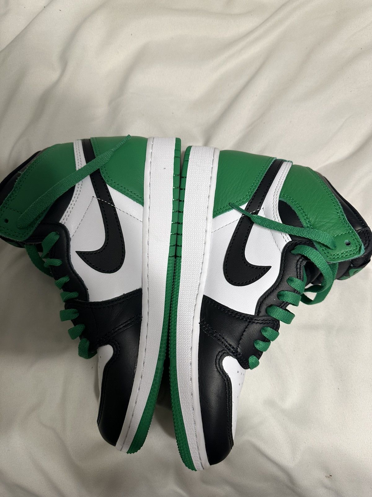 Nike Air Jordan 1 Retro High OG GS Lucky Green Size US 6 / EU 39 - 2 Thumbnail