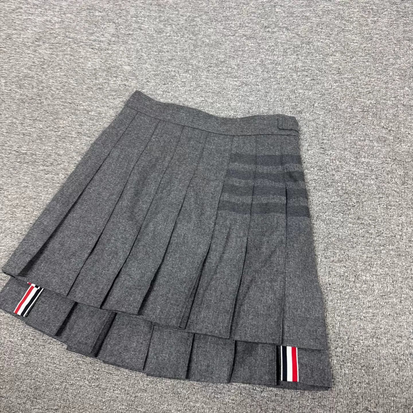 Thom Browne Thom Browne 4-Stripe Gray A-Line Pleated Skirt 40 Size 27" / US 4 / IT 40 - 3 Thumbnail
