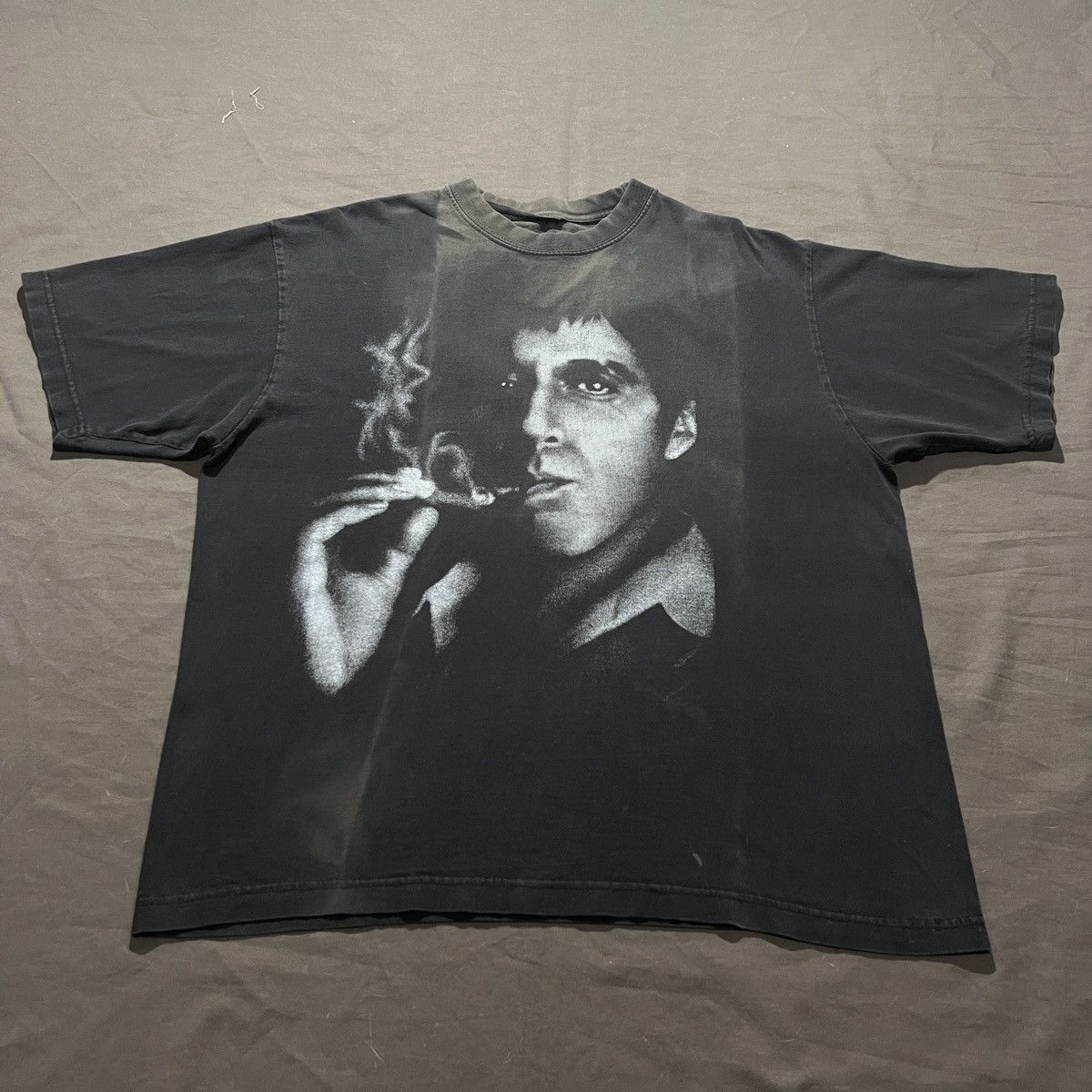 Vintage Vintage Y2K Scarface Tony Montana. movie Tee Thrashed Faded Size US L / EU 52-54 / 3 - 3 Thumbnail