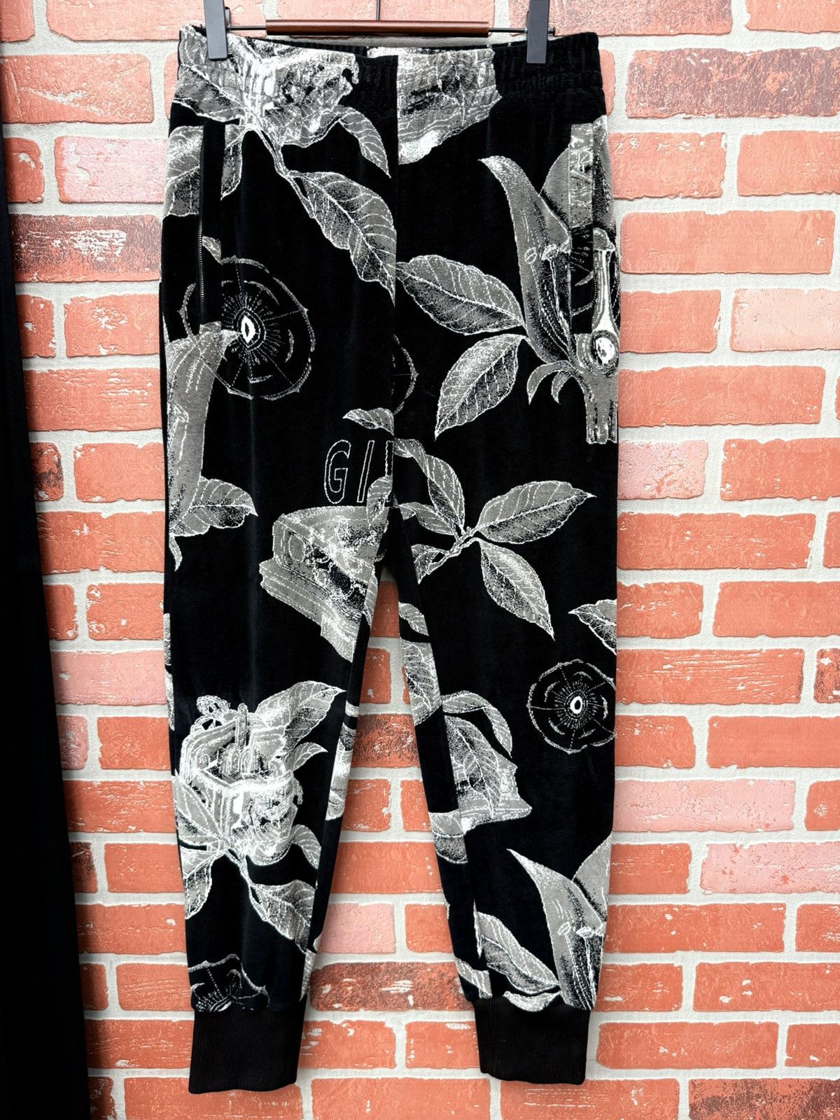 Givenchy Givenchy velvet floral lounge pants size M Size US 32 / EU 48 - 4 Thumbnail