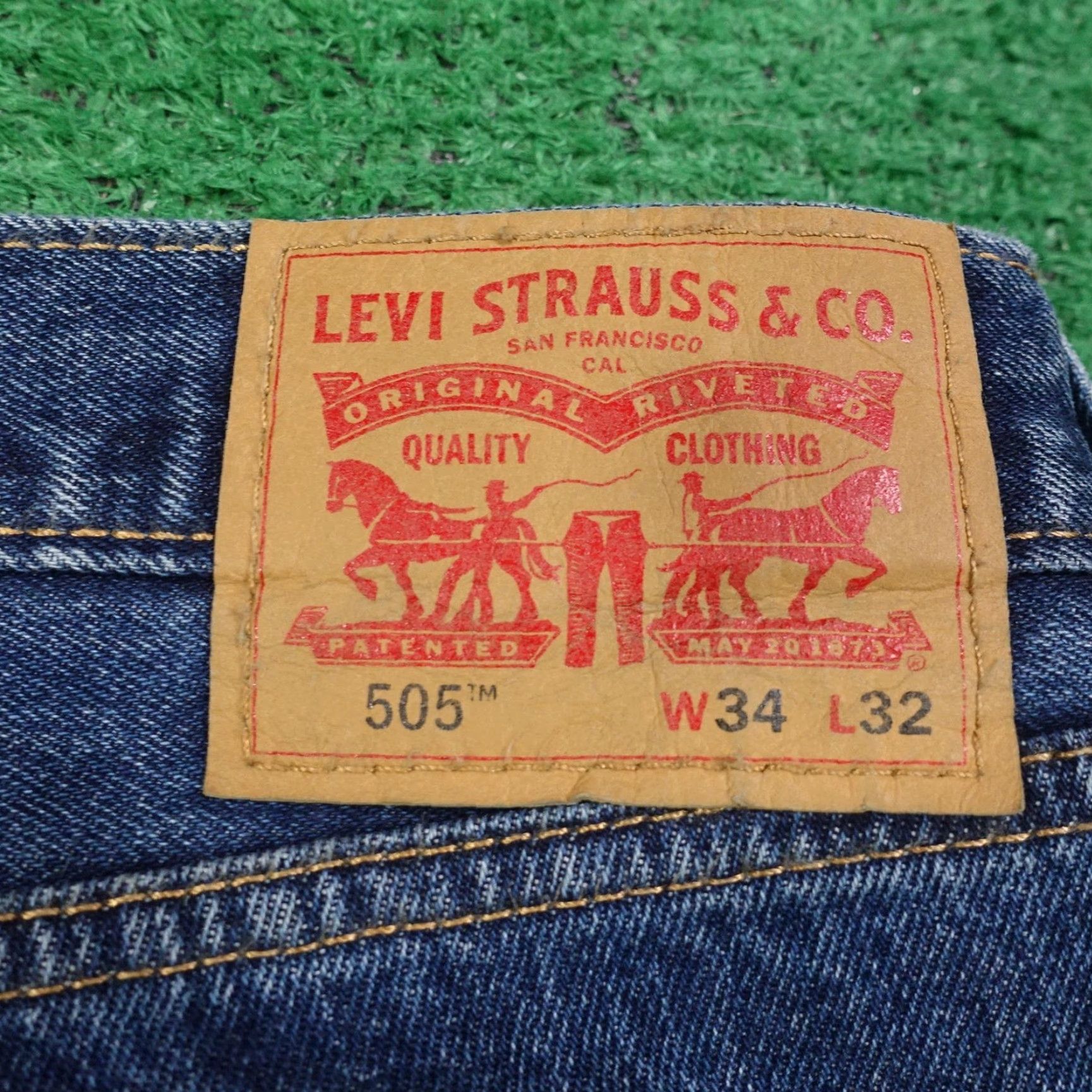 Levi's VINTAGE Levi's 505 Jeans Men 34x32 Denim Straight Leg Zip Fly Regular Fit Blue 90s Mens Size US 34 / EU 50 - 7 Thumbnail