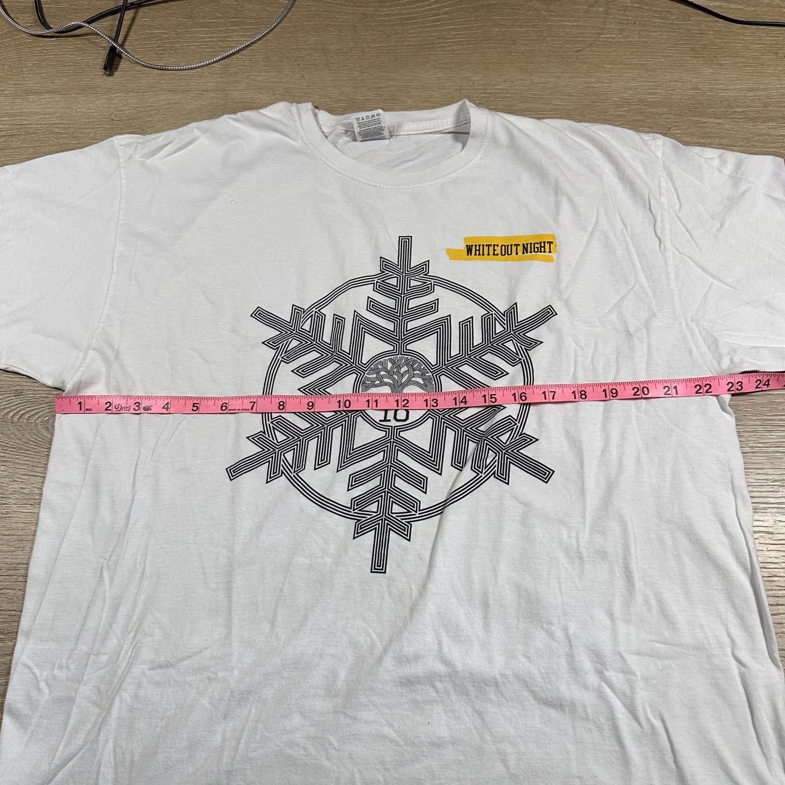 Fruit Of The Loom Fruit of the Loom Mens T-shirt XL White Snowflake Graphic Size US XL / EU 56 / 4 - 5 Thumbnail