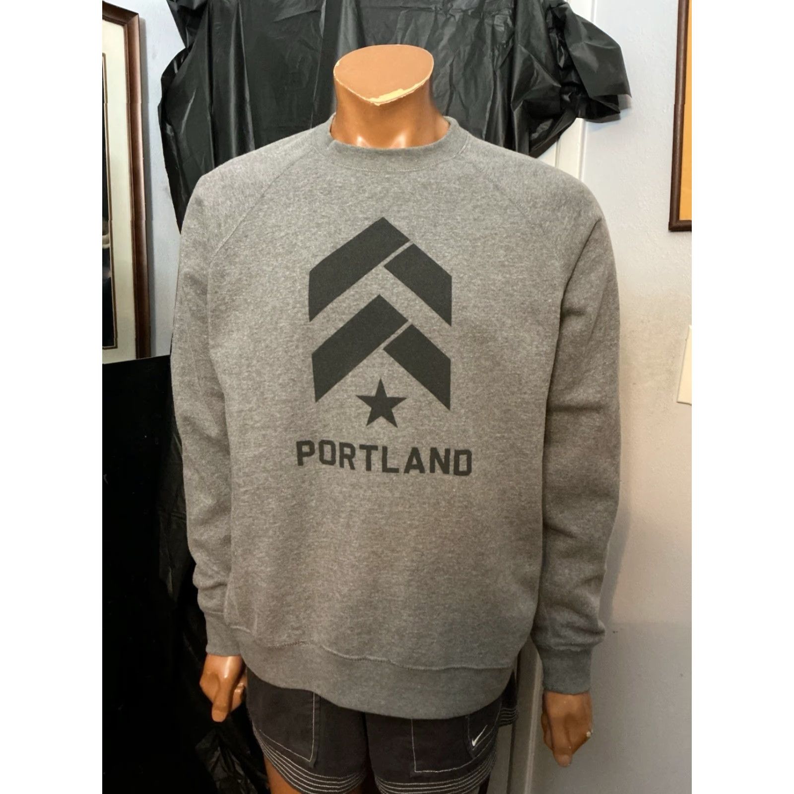 Vintage VINTAGE Barry’s Bootcamp Portland Gym Fitness Logo Gray Fleece Crewneck Sweatshirt Sz. L Mens Pullover 50 Chest 29 Length Size US L / EU 52-54 / 3 - 7 Thumbnail