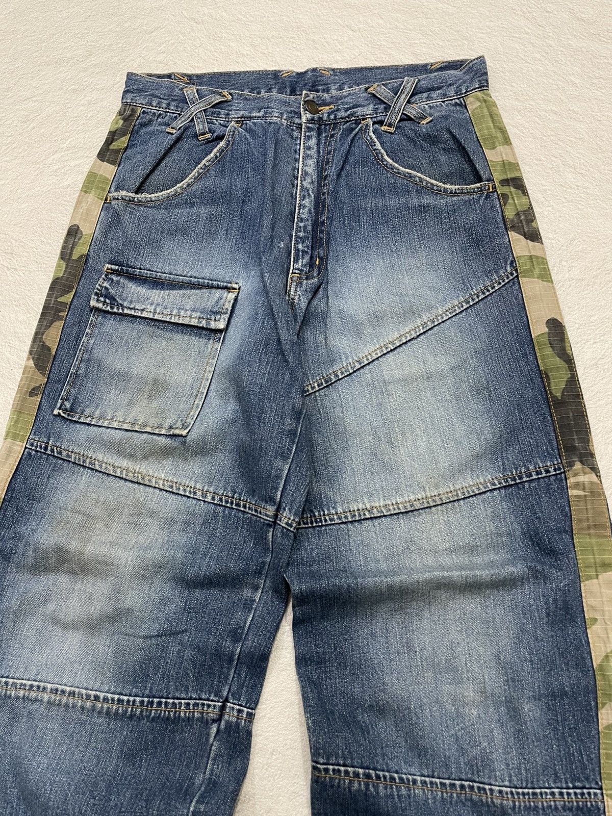 Japanese Brand 2000s Patchwork Denim Cargo Jeans with Camo Panels Size US 30 / EU 46 - 3 Thumbnail