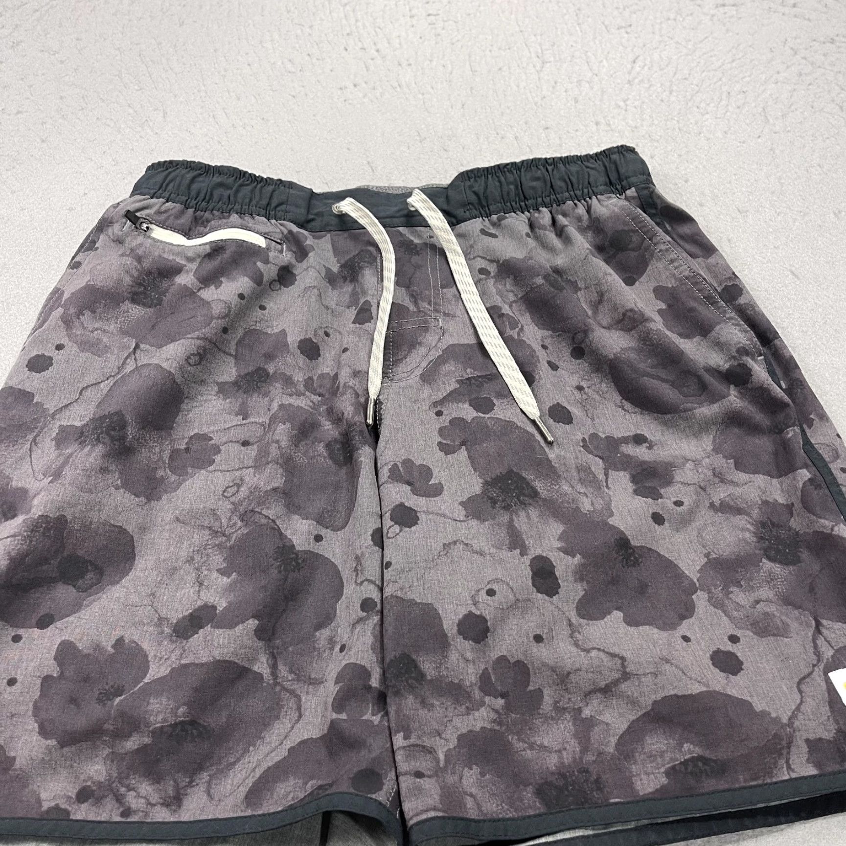 Vuori Vuori Shorts Mens Small Gray Banks Short 8 Inch Inseam Gym V330 Size US 29 - 2 Thumbnail