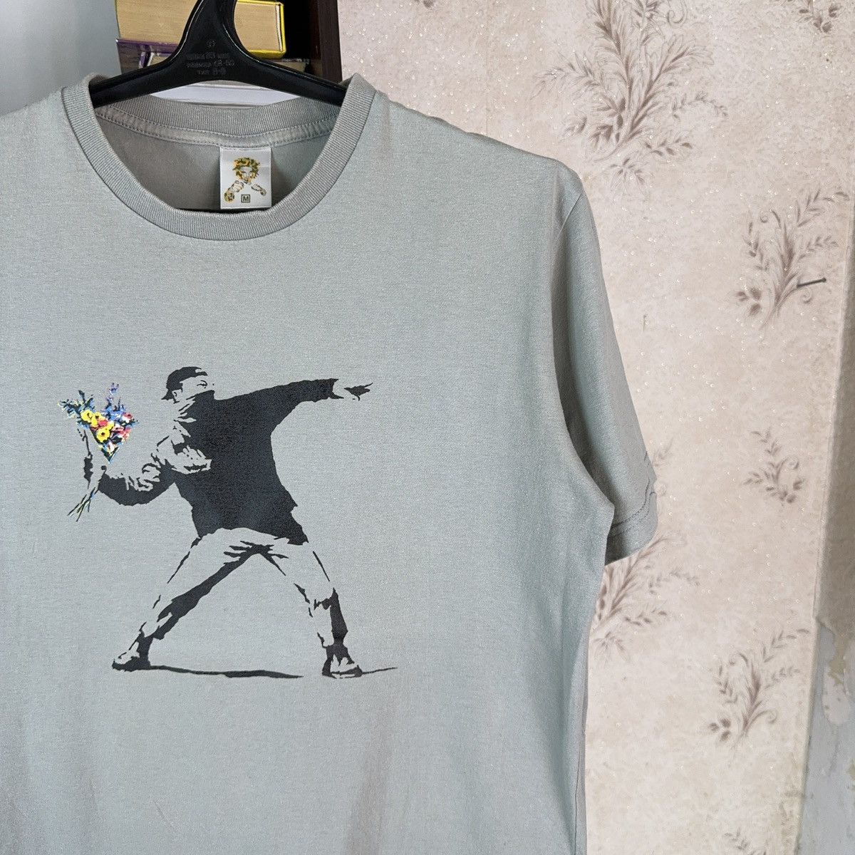 Other Banksy T shirt Art Flower bouquet Thrower molotov Rioter M Size US M / EU 48-50 / 2 - 4 Thumbnail