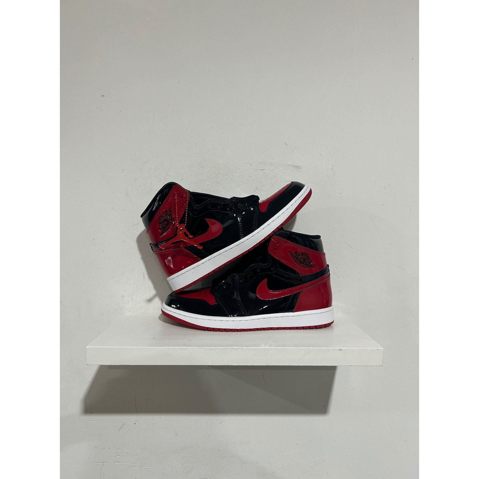 Nike JORDAN 1 RETRO HIGH PATENT BRED SIZE 9 NEW Size US 9 / EU 42 - 1 Thumbnail
