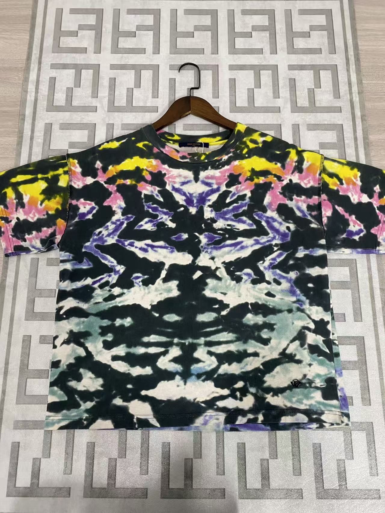 Louis Vuitton Louis Vuitton Tie-Dye Short Sleeve T-Shirt Size M Size US M / EU 48-50 / 2 - 1 Thumbnail