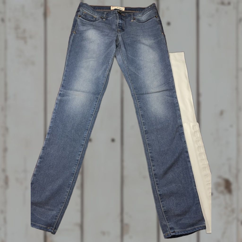 Vintage Dittos Jeans Slim Women 28 Light Wash Back Pockets Rayon Polyester ZIP Soft Stretchy Zip Jeans Women’s Size 28" / US 6 / IT 42 - 1 Thumbnail