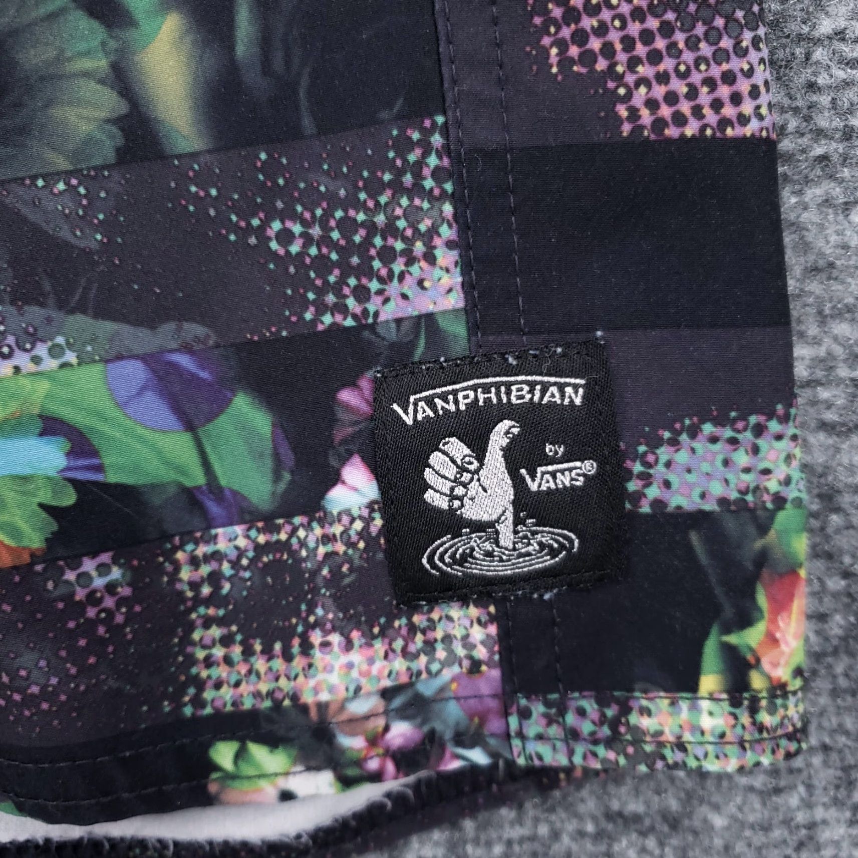 Vans VANS Vansphibian Shorts Men 28 Black Floral Hybrid Board Swim Trunks Surf Stretch Size US 28 / EU 44 - 3 Thumbnail