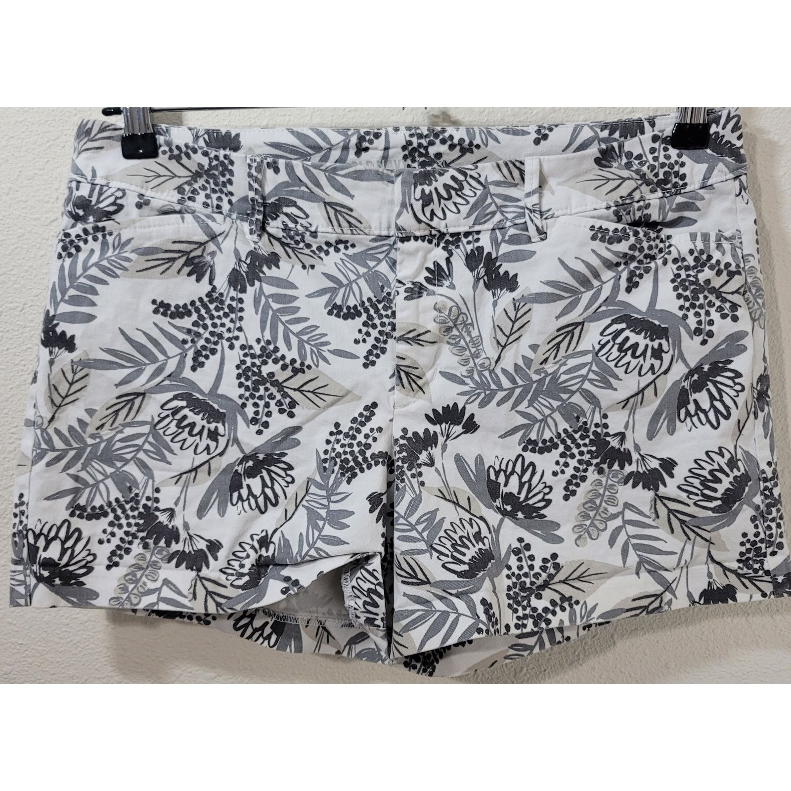 Old Navy Old Navy White Gray Leaf Print Chino Shorts 10 Flat Front Size 32" / US 10 / IT 46 - 1 Thumbnail