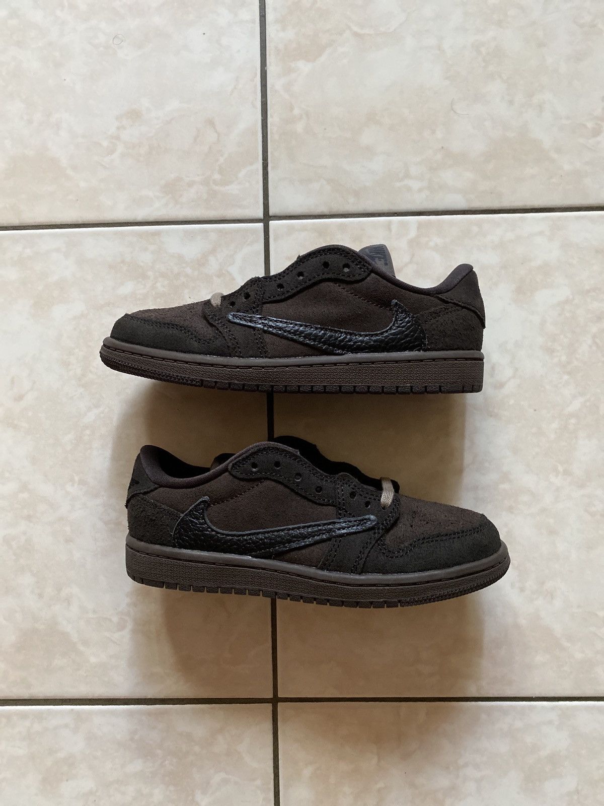 Jordan Brand × Nike Nike Air Jordan 1 Low x Travis Scott Velvet Brown (PS) Size US 5 / EU 37 - 2 Thumbnail
