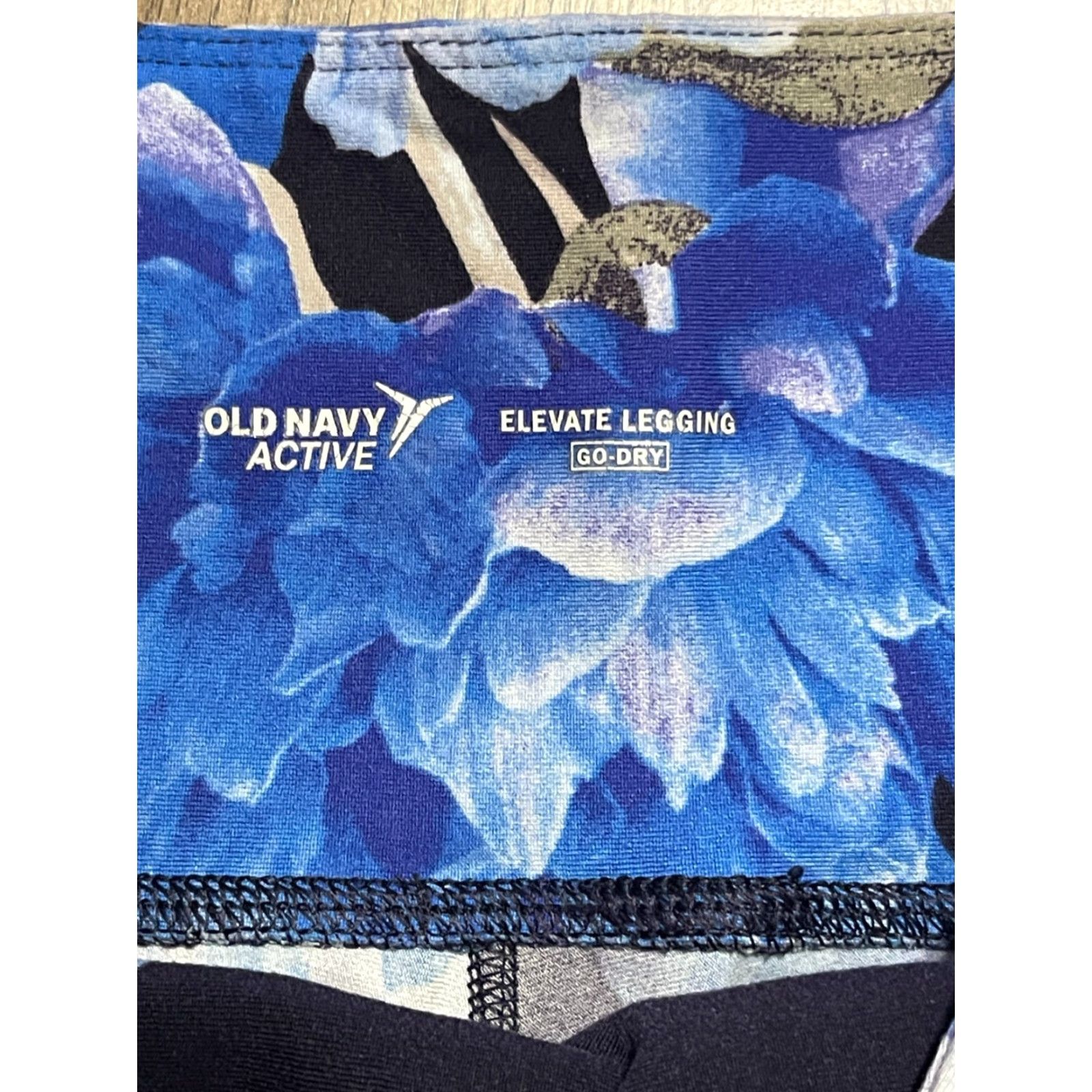 Old Navy VINTAGE? Old Navy Pants Women's Small? Black Blue White Capri Leggings Floral ACTIVE Shirt Size 28" / US 6 / IT 42 - 7 Thumbnail