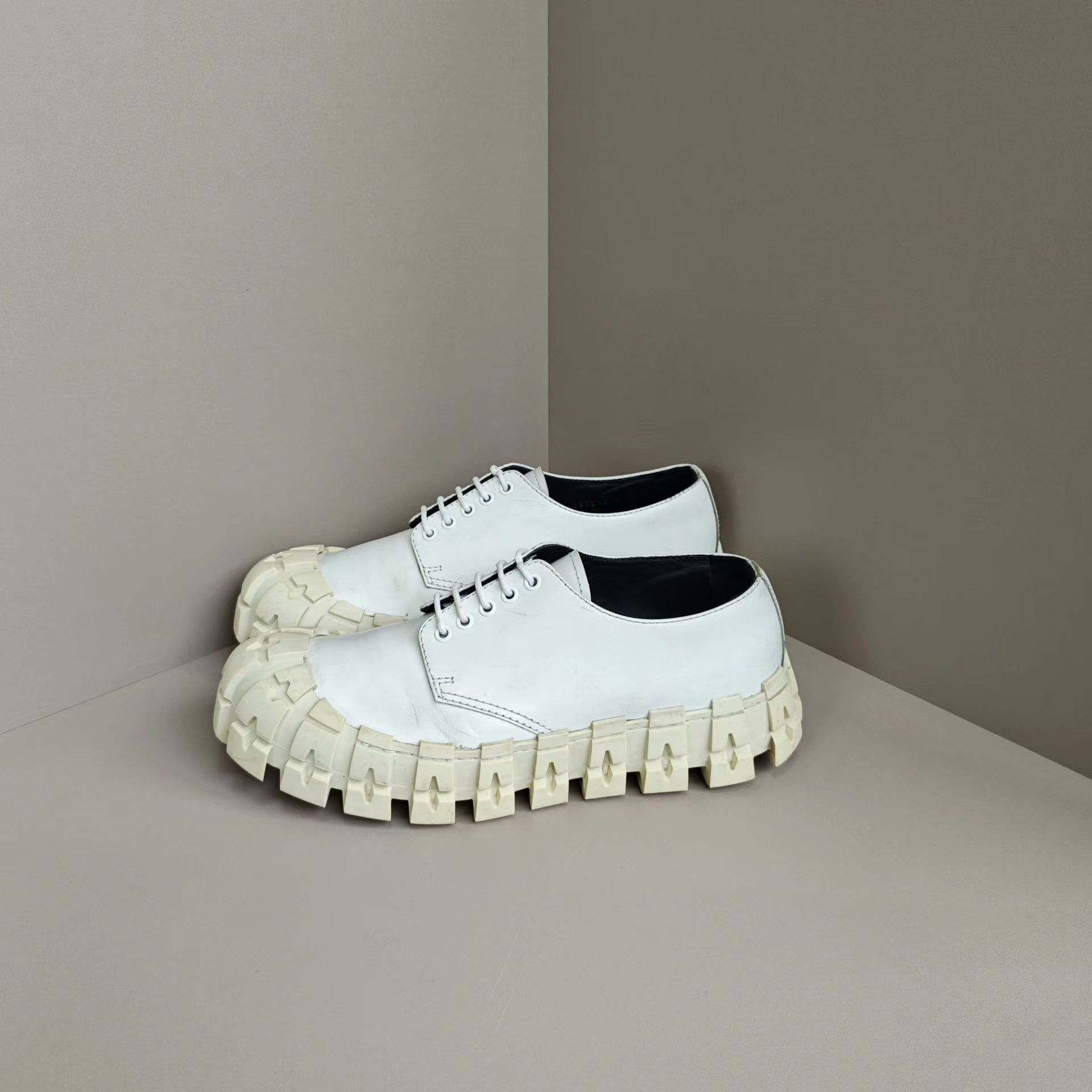 Prada Prada Lowtop Sneakers 10 Men Size US 10 / EU 43 - 1 Thumbnail